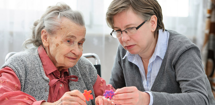 Ehrenamtliche macht ein Puzzle mit einer alten Frau (Foto: fotolia.de - © Alexander Raths) 