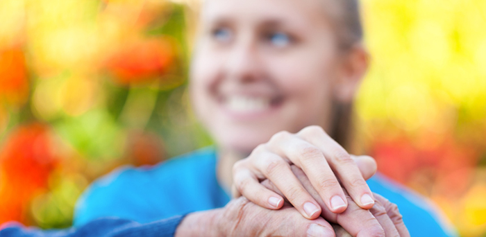 Frau hält die Hand eines alten Menschen (Foto: fotolia.de - © Barabas Attila)